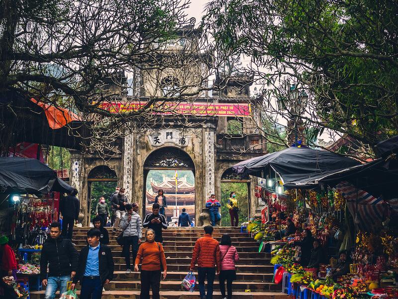 Người dân đi lễ chùa Hương đầu năm mới